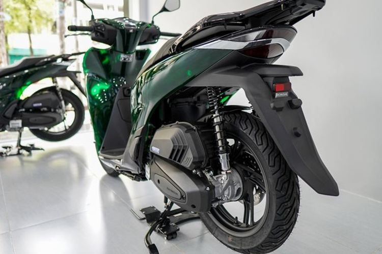 Honda SH Vetro phiên bản đặc biệt đang bán tại Việt Nam chỉ được sản xuất số lượng giới hạn 700 chiếc, gồm 200 chiếc Honda SH125i Vetro và 500 chiếc SH150i Vetro phân phối trên toàn cầu.