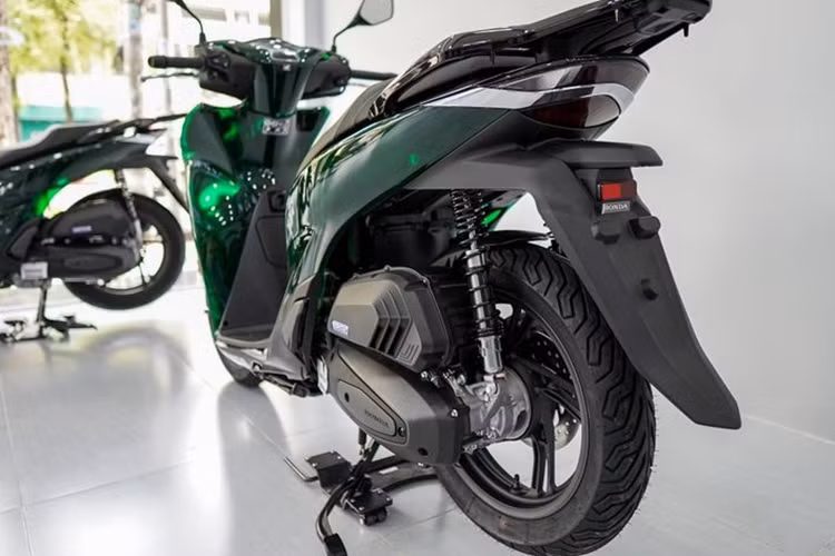 Honda SH Vetro phiên bản đặc biệt đang bán tại Việt Nam chỉ được sản xuất số lượng giới hạn 700 chiếc, gồm 200 chiếc Honda SH125i Vetro và 500 chiếc SH150i Vetro phân phối trên toàn cầu.