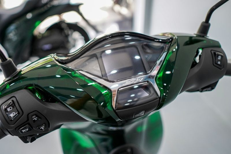 Trong khi đó, phiên bản 150i được trang bị động cơ 150 phân khối với công suất tối đa 16,6 mã lực và mô-men xoắn cực đại 14,9 Nm. Cả hai động cơ đều có công nghệ ngắt máy tạm thời Idling Stop để giảm lượng xăng tiêu thụ.