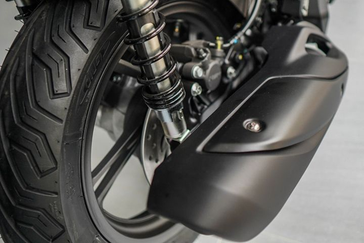 Bên cạnh đó, Honda SH Vetro còn sở hữu các trang bị đáng chú ý khác như: màn hình LCD hiển thị thông tin vận hành, đèn LED, chìa khóa thông minh Smartkey, mâm đúc 16 inch, phanh đĩa trên cả hai bánh kết hợp hệ thống chống bó cứng phanh ABS một kênh và phanh đĩa trước/sau,…