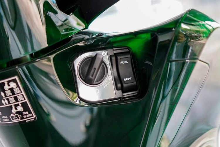 Để tăng thêm phần nổi bật, một số chi tiết của xe được sơn đen tạo độ tương phản. Riêng logo Honda có màu trắng và tem SH có màu bạc ở hai bên thân. Chưa hết, ở phần mặt nạ trước Honda SH Vetro còn có điểm nhấn 3 dải màu sơn xanh, trắng và đỏ lấy cảm hứng từ quốc kỳ Ý.