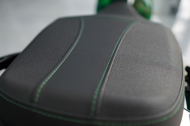 Phía trên 3 dải màu này là dòng chữ "Limited Edition", cho thấy đây là phiên bản đặc biệt giới hạn.