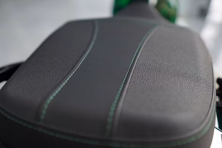 Phía trên 3 dải màu này là dòng chữ "Limited Edition", cho thấy đây là phiên bản đặc biệt giới hạn.