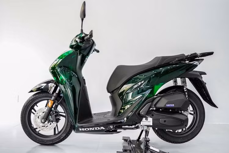 Honda SH Vetro bản đặc biệt được lấy cảm hứng thiết kế từ Honda Sky - mẫu xe ga 50 phân khối sản xuất tại nhà máy của Honda ở Atessa, Ý, ra đời vào năm 1996.