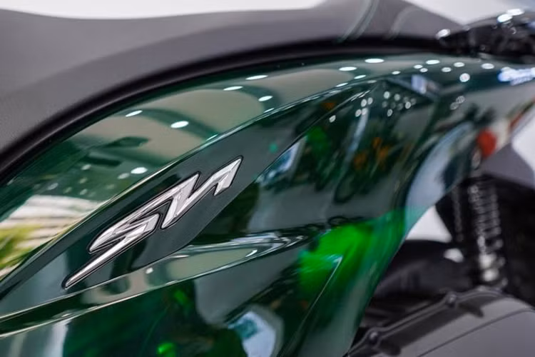 Về thiết kế, Honda SH Vetro có kiểu dáng tương tự bản thường. Điểm khác biệt và cũng đặc biệt nhất trên mẫu xe này so với bản thường nằm ở màu sơn. Theo đó trong tiếng Ý, Vetro có nghĩa là thuỷ tinh và để phù hợp với cái tên này xe được sơn màu xanh lục bán trong suốt như thủy tinh.