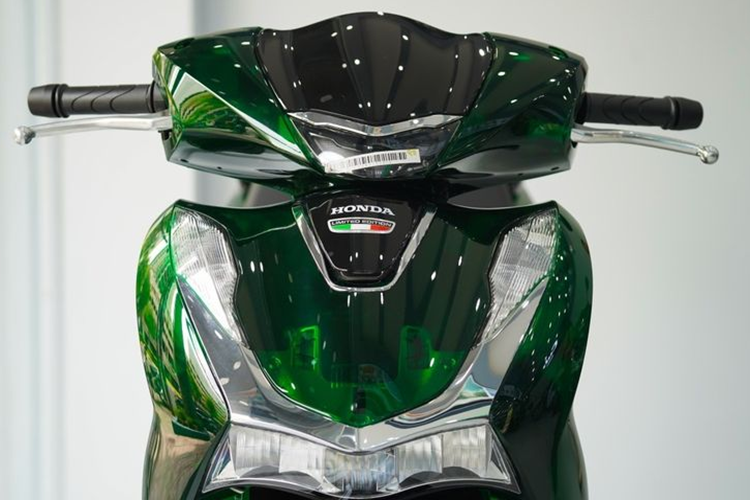 Mức giá xe Honda SH Vetro 2024 bản động cơ 12cc bán hơn 140 triệu đồng, trong khi bản 150cc hơn 170 triệu đồng, chưa gồm chi phí ra biển số. Như vậy, mức giá này cao gấp rưỡi so với những chiếc SH bản phổ thông đang được Honda Việt Nam phân phối chính hãng.