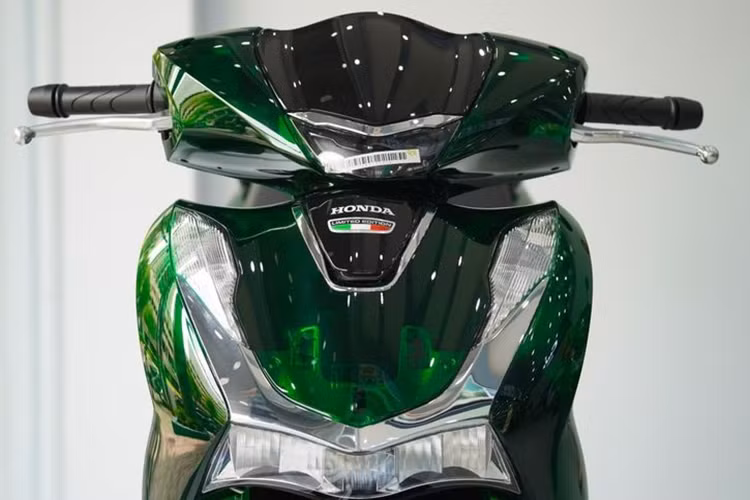 Mức giá xe Honda SH Vetro 2024 bản động cơ 12cc bán hơn 140 triệu đồng, trong khi bản 150cc hơn 170 triệu đồng, chưa gồm chi phí ra biển số. Như vậy, mức giá này cao gấp rưỡi so với những chiếc SH bản phổ thông đang được Honda Việt Nam phân phối chính hãng.