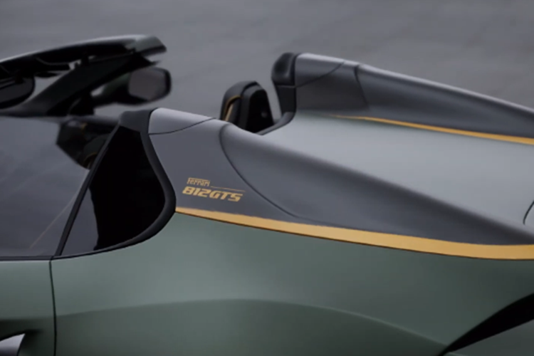 Siêu xe mui trần Ferrari 812 GTS mang màu sơn Verde Masoni Opaco được bật mí sắp về Việt Nam có thể xem là một ân huệ mà hãng xe Ý dành cho các khách hàng của họ. Trên các phiên bản cao cấp trước đó như Ferrari 599 GTB hay Ferrari F12 Berlinetta đều không có phiên bản mui trần.