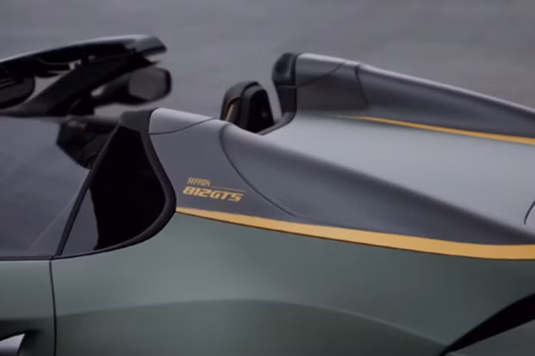 Siêu xe mui trần Ferrari 812 GTS mang màu sơn Verde Masoni Opaco được bật mí sắp về Việt Nam có thể xem là một ân huệ mà hãng xe Ý dành cho các khách hàng của họ. Trên các phiên bản cao cấp trước đó như Ferrari 599 GTB hay Ferrari F12 Berlinetta đều không có phiên bản mui trần.