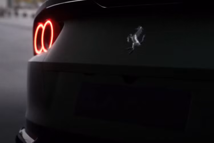 Phần mui xếp điện này có khả năng đóng hoặc mở chỉ trong thời gian 14 giây. Ngay cả khi xe lăn bánh, thao tác đóng và mở mui vẫn có thể thực hiện được nhưng phải đảm bảo chiếc Ferrari 812 GTS đang hoạt động ở vận tốc dưới 45 km/h.