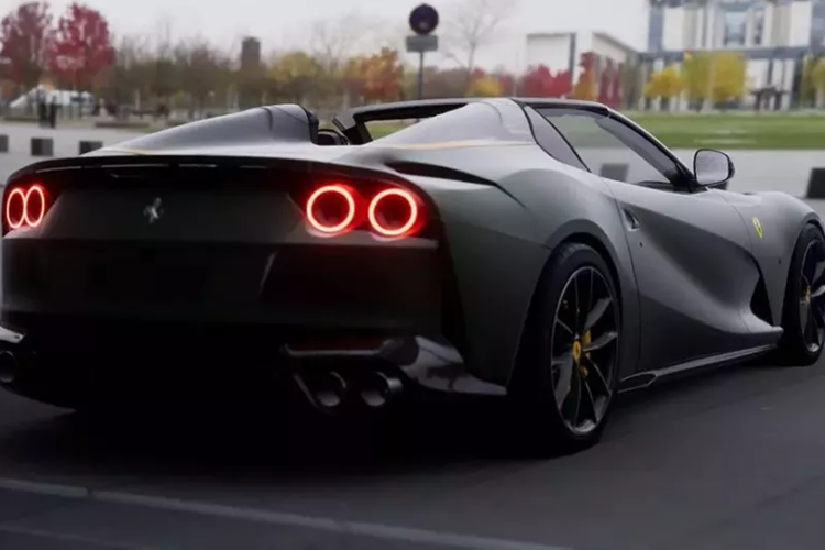 Siêu xe mui trần Ferrari 812 GTS có khả năng tăng tốc từ vị trí đứng yên lên 100 km/h chỉ trong thời gian 2,9 giây, từ 0-200 km/h là trong 8,3 giây, trước khi đạt tốc độ tối đa là 340 km/h. Các thông số này tương đương với phiên bản Ferrari 812 Superfast.