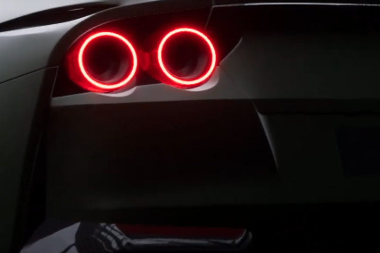 Ferrari 812 GTS chính là biến thể mui trần của siêu xe Ferrari 812 Superfast đã có 2 chiếc tại Việt Nam, 1 xe mới được "Qua" Vũ mua về. Điểm khác biệt cơ bản nhất của 2 dòng xe này chính là việc siêu xe mui trần Ferrari 812 GTS có phần mui xếp cứng dễ dàng đóng và mở tuỳ chỉnh theo ý thích của chủ xe