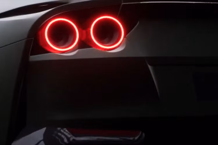 Ferrari 812 GTS chính là biến thể mui trần của siêu xe Ferrari 812 Superfast đã có 2 chiếc tại Việt Nam, 1 xe mới được "Qua" Vũ mua về. Điểm khác biệt cơ bản nhất của 2 dòng xe này chính là việc siêu xe mui trần Ferrari 812 GTS có phần mui xếp cứng dễ dàng đóng và mở tuỳ chỉnh theo ý thích của chủ xe