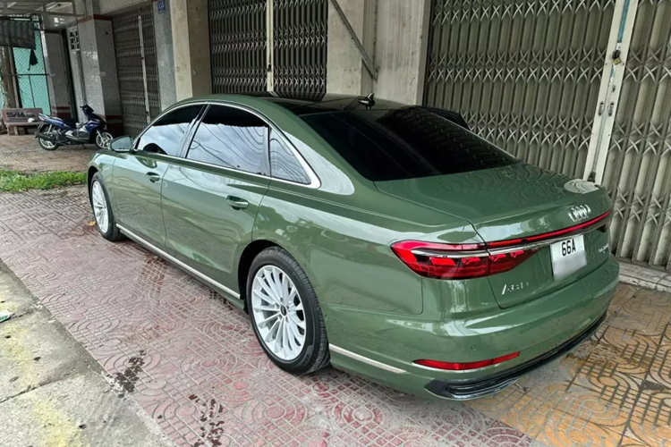 Cụ thể là mới đây, 1 người chuyên thu mua xe lướt ở TP HCM đã đăng bán chiếc xe Audi A8L thế hệ mới mang biển số của tỉnh Đồng Tháp, xe đăng ký lần đầu vào tháng 7 năm 2024, tức chủ nhân trải nghiệm xe chỉ mới 1 tháng đã bán lại, đồng hồ công tơ mét của xe hiện chỉ dừng ở 1.300 km, gần như mới 98%, và mức giá trải nghiệm hơn 3 tỷ đồng, nhưng 1 số thông tin cho biết, sẽ gần 4 tỷ đồng.