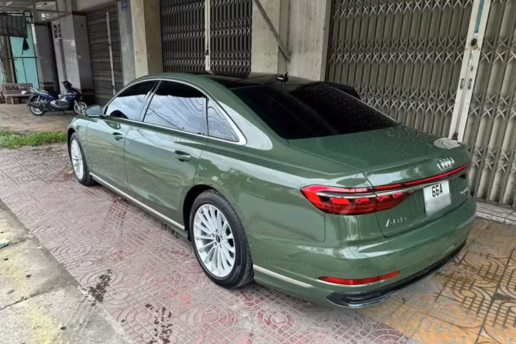 Cụ thể là mới đây, 1 người chuyên thu mua xe lướt ở TP HCM đã đăng bán chiếc xe Audi A8L thế hệ mới mang biển số của tỉnh Đồng Tháp, xe đăng ký lần đầu vào tháng 7 năm 2024, tức chủ nhân trải nghiệm xe chỉ mới 1 tháng đã bán lại, đồng hồ công tơ mét của xe hiện chỉ dừng ở 1.300 km, gần như mới 98%, và mức giá trải nghiệm hơn 3 tỷ đồng, nhưng 1 số thông tin cho biết, sẽ gần 4 tỷ đồng.