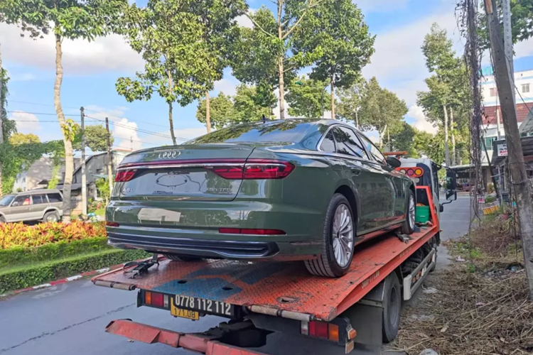 Các bức ảnh về chiếc xe Audi A8L thế hệ mới của đại gia Đồng Tháp có màu xanh rất thời trang, khoang lái bọc da màu nâu và trần xe màu xám. Các điểm nhấn khác bao gồm 2 ghế ngồi thương gia được chia đôi bằng bảng điều khiển trung tâm kéo dài có tích hợp rất nhiều đồ chơi như một màn hình OLED 5,7 inch điều chỉnh các tính năng cơ bản, hộp làm lành, 2 màn hình 10 inch có thể tháo rời làm máy tính bảng...