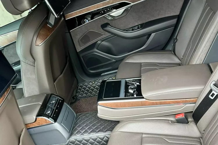 Lưu ý, mức giá bán lại của chiếc xe Audi A8L này là từ thương lái, nên khả năng vị đại gia này phải chịu lỗ hơn 1 tỷ đồng là rất có khả năng xảy ra, tùy điều kiện năm sản xuất xe là 2022 hay 2023.