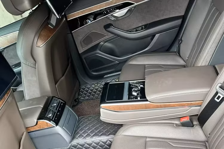 Lưu ý, mức giá bán lại của chiếc xe Audi A8L này là từ thương lái, nên khả năng vị đại gia này phải chịu lỗ hơn 1 tỷ đồng là rất có khả năng xảy ra, tùy điều kiện năm sản xuất xe là 2022 hay 2023.