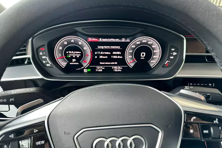 Hiện chưa rõ năm sản xuất của chiếc xe sedan hạng sang cỡ lớn Audi A8L thế hệ mới của đại gia Đồng Tháp là bao nhiêu, nhưng hiện tại, 1 số xe VIN năm 2022 đang được rao bán chính hãng chỉ 4,3 tỷ đồng, chưa bao gồm chi phí lăn bánh. Ban đầu, mức giá xe Audi A8L 2023 mới có giá chính hãng trên 6 tỷ đồng.