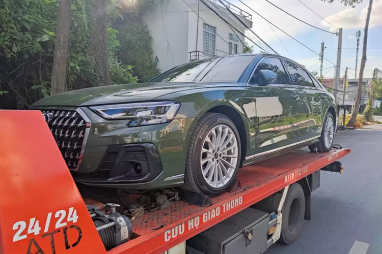 Nếu ai có ý định sở hữu chiếc xe Audi A8L thế hệ mới, chiếc xe của đại gia Đồng Tháp rất đáng cân nhắc, dù mang tiếng xe cũ nhưng độ mới không phải bàn vì chỉ chạy 1.300 km, và chỉ chịu tốn 2% phí sang tên, thay vì phải nộp lệ phí trước bạ cho xe mới 10%, chưa kể các chi phí phát sinh khác, ngoài ra, rất có thể chiếc xe này đã được dán phim cách nhiệt, PPF, loại tốt cũng phải hơn 100 triệu đồng.