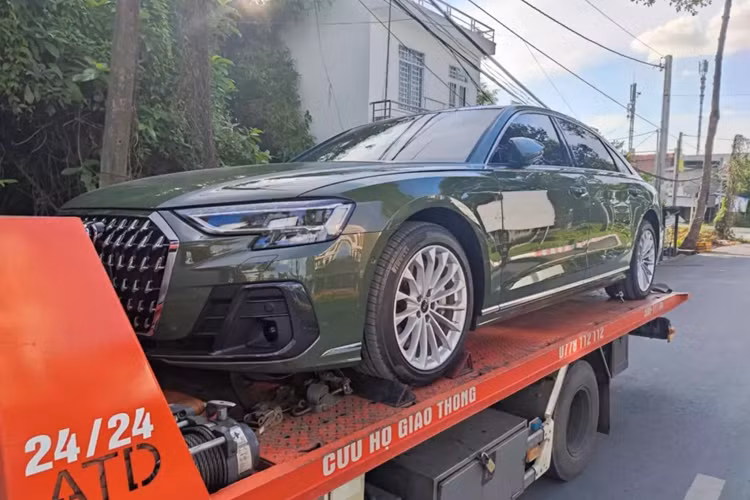 Nếu ai có ý định sở hữu chiếc xe Audi A8L thế hệ mới, chiếc xe của đại gia Đồng Tháp rất đáng cân nhắc, dù mang tiếng xe cũ nhưng độ mới không phải bàn vì chỉ chạy 1.300 km, và chỉ chịu tốn 2% phí sang tên, thay vì phải nộp lệ phí trước bạ cho xe mới 10%, chưa kể các chi phí phát sinh khác, ngoài ra, rất có thể chiếc xe này đã được dán phim cách nhiệt, PPF, loại tốt cũng phải hơn 100 triệu đồng.