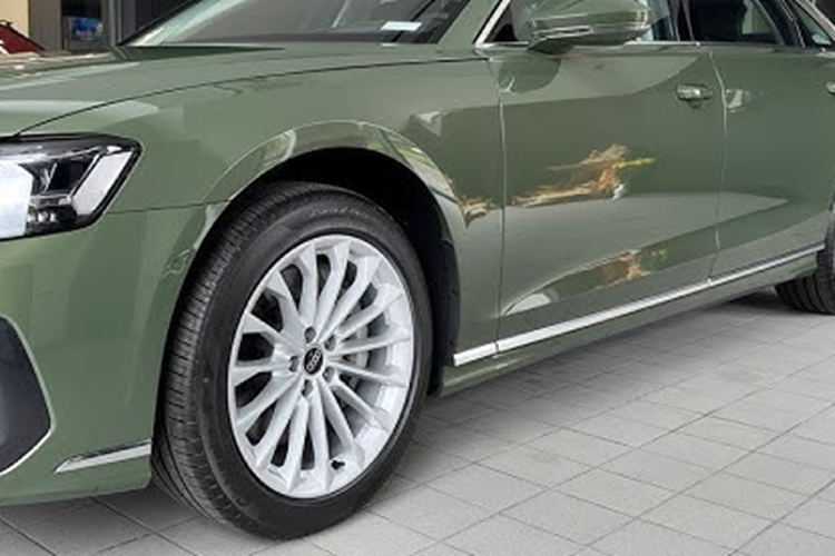 Ngoài ra, còn có tay chơi siêu xe đình đám Việt Nam là Cường Đô la cũng làm điều tương tự với Audi A8L sau 9 tháng trải nghiệm, nhưng nói về độ chán xe nhanh nhất, tất cả đều thua đại gia đến từ Đồng Tháp sở hữu chiếc xe màu xanh bộ đội trong baì viết này.