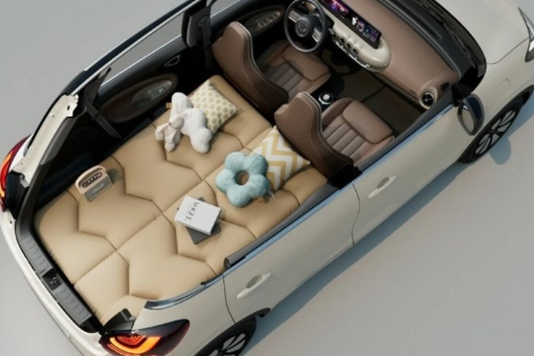 Cụm đèn chiếu sáng gợi sự liên tưởng tới mẫu xe Porshe. Phía sau xe là cụm đèn hậu cũng có thiết kế tương đồng với đèn trước. Đèn phản quang của xe được đặt thấp, tích hợp trên cản sau và nối liền với nhau bằng thanh mạ chrome.