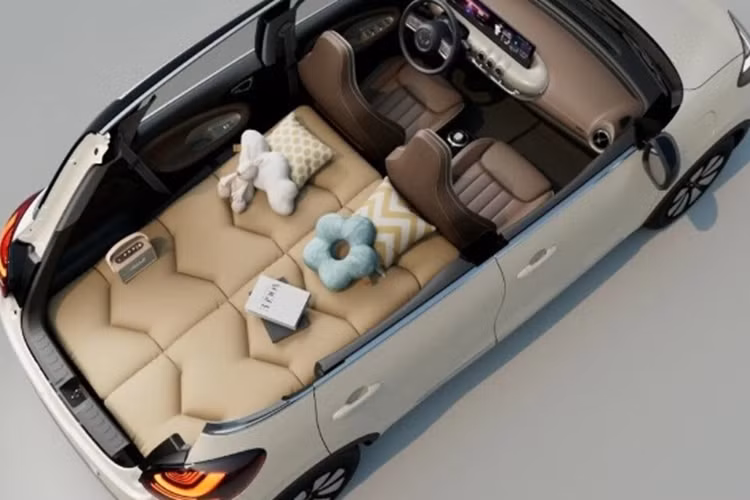 Cụm đèn chiếu sáng gợi sự liên tưởng tới mẫu xe Porshe. Phía sau xe là cụm đèn hậu cũng có thiết kế tương đồng với đèn trước. Đèn phản quang của xe được đặt thấp, tích hợp trên cản sau và nối liền với nhau bằng thanh mạ chrome.