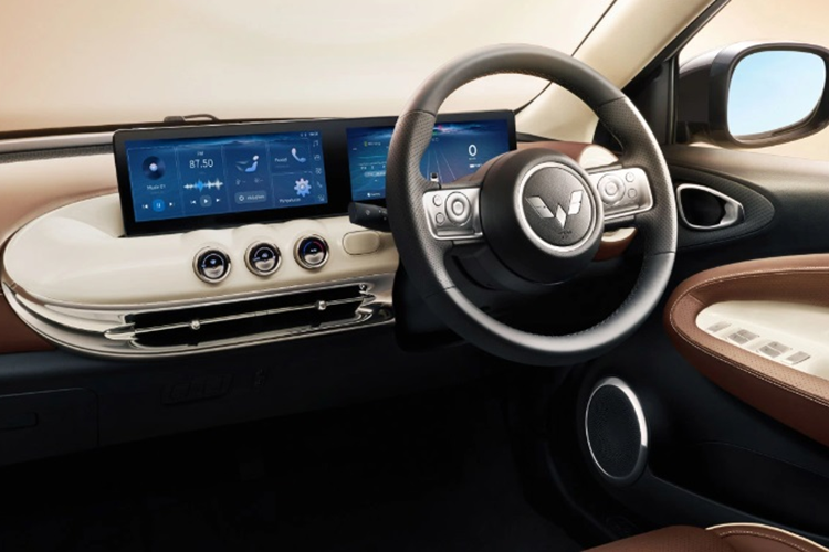 Xe được trang bị bộ mâm có kích thước 14 inch, nhỏ hơn đáng kể so với con số 17 inch của VinFast VF 5. Về nội thất, Wuling Bingo EV được trang bị ghế da tổng hợp, ghế lái chỉnh điện 6 hướng, điều hòa tự động một vùng, đồng hồ kỹ thuật kích thước 7 inch và màn hình giải trí có kích cỡ 10,25 inch.