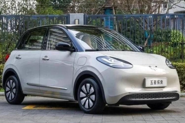 Trước đó, trên trang chủ của SGMW (liên doanh SAIC-GM-Wuling) cũng đăng tải một bài viết nói về việc sẽ giới thiệu Wuling Bingo EV tại Việt Nam. Tại thị trường Indonesia, Wuling Bingo EV là mẫu xe điện được khá nhiều người ưa chuộng và từng “cháy hàng” khi mới mở bán.