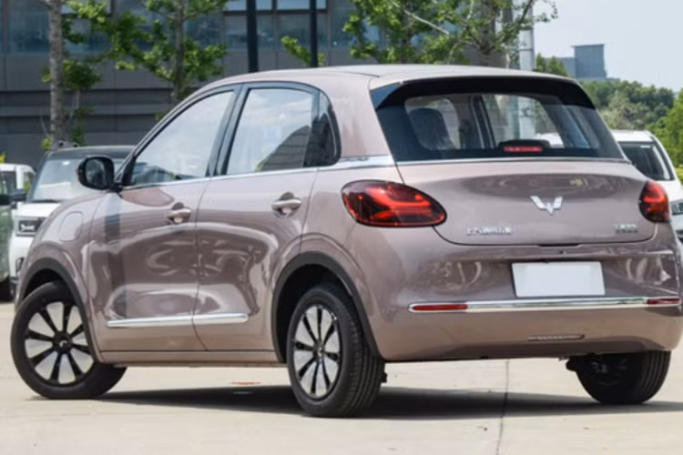 Tại Việt Nam, đối thủ VinFast VF5 đang được bán ra với giá 468 triệu (thuê pin) và 548 triệu đồng (mua pin). Nếu muốn cạnh tranh, Wuling Bingo EV buộc phải có giá dưới 500 triệu đồng.