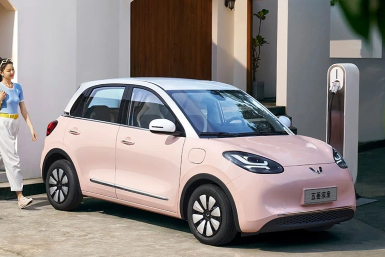 Tại Indonesia, xe được phân phối với hai phiên bản là Long Range và Premium Range, đi cùng mức giá xe Wuling Bingo EV 2024 lần lượt là 358 triệu rupiah (khoảng 566,7 triệu đồng) và 408 triệu rupiah (khoảng 645,8 triệu đồng).