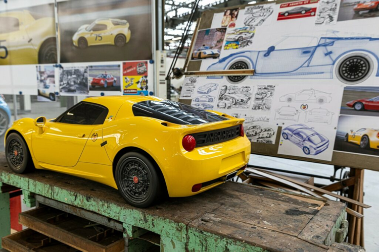 Theo Abarth, mẫu xe này có cửa sổ phía sau bằng kính plexi có rãnh để cải thiện khả năng làm mát. Thương hiệu cũng cho biết, Abarth Classiche 1300 OT chính là một mẫu xe có thể tôn vinh một chiếc xe đua với những thành công vang dội vẫn còn trong trái tim của tất cả những người yêu thương hiệu Abarth trên toàn thế giới.