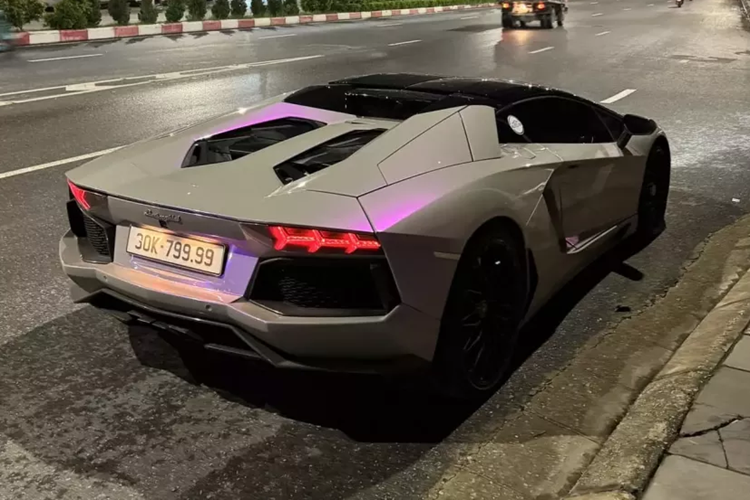 Gần đây thôi, có lẽ giới mê xe khá tò mò trước việc 1 chiếc siêu xe mui trần Lamborghini Aventador LP700-4 Roadster đã qua sử dụng, được 1 ông chủ showroom xe sang ở Hà Nội cầm lái trên đường phố Thủ đô với biển số 30K-799.99.