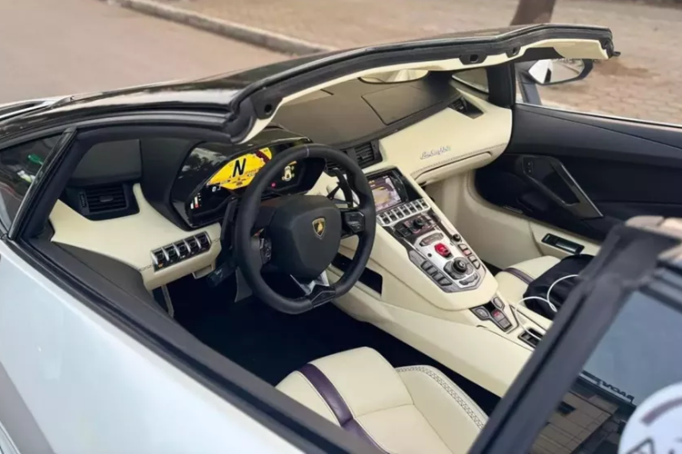 Theo ông chủ showroom xe sang ở Hà Nội, chiếc siêu xe mui trần Lamborghini Aventador LP700-4 Roadster của mình đang sở hữu hiện tại, sẽ có giá bán 22 tỷ đồng, đây hiện cũng là chiếc siêu xe Lamborghini Aventador lướt đắt nhất Việt Nam.