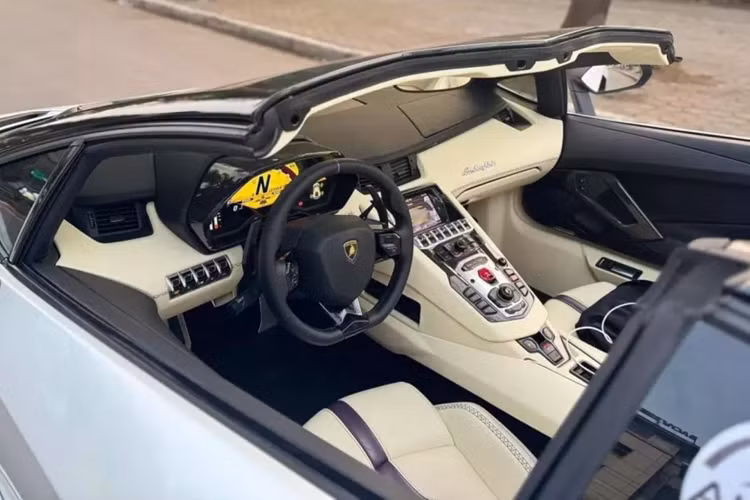 Theo ông chủ showroom xe sang ở Hà Nội, chiếc siêu xe mui trần Lamborghini Aventador LP700-4 Roadster của mình đang sở hữu hiện tại, sẽ có giá bán 22 tỷ đồng, đây hiện cũng là chiếc siêu xe Lamborghini Aventador lướt đắt nhất Việt Nam.