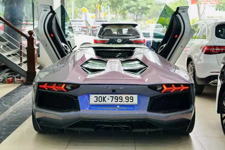 Khác với những chiếc siêu xe Lamborghini Aventador LP700-4 Coupe, bản mui trần có mái nhà hoàn thành với tông màu tối, lý do là phần mui xe là carbon được chia thành 2 mảnh riêng biệt để dễ dàng giúp chủ nhân của xe tháo lắp mỗi khi cần thiết.