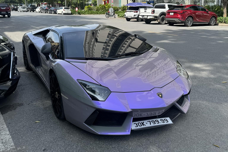 Hệ truyền động trên siêu xe mui trần Lamborghini Aventador LP700-4 Roadster vẫn là khối động cơ V12, dung tích 6.5 lít, tạo ra công suất tối đa 690 mã lực tại vòng tua máy 8.250 vòng/phút và mô-men xoắn cực đại 690 Nm tại vòng tua máy 5.500 vòng/phút.