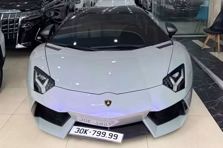 Trước đó, chiếc siêu xe mui trần Lamborghini Aventador LP700-4 Roadster này mang biển số Tp.HCM, dù đầu năm nay, có 1 nữ hot girl mua xe nhưng siêu bò cũng không đổi biển, và 1 số tin đồn còn cho biết, thực chất vụ việc này là mướn xe để trải nghiệm, nhưng đến nay chiếc Lamborghini Aventador đã có biển mới, mang đầu số của Hà Nội.