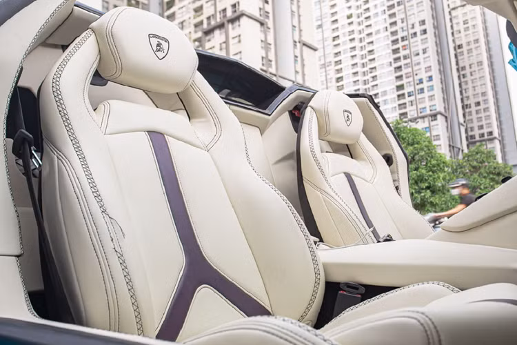 Siêu biển 30K-799.99, từng mang ra đấu giá đến 2 lần, trong đó, lần đầu là vào ngày 26 tháng 12 năm 2023, trong khoảng thời gian từ 10:15 đến 10:45, chiếc biển đẹp này đã được mang ra đấu giá lần đầu với mức trả cao nhất 4,03 tỷ đồng.