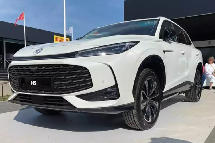 Bên cạnh đó, thiết kế hai bên sườn xe của MG HS 2025 cũng cho thấy nhiều đường nét liên quan tới Roewe RX5. Bỏ qua sự giống nhau giữa hai mẫu xe, có thể thấy thiết kế mới của MG HS khá ấn tượng với cụm đèn pha sắc sảo với đèn định vị hình chữ L đặt ngược, nối liền với nhau bằng một khe gió hẹp ở giữa.