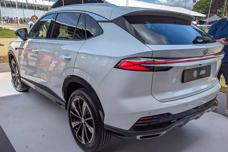 So với bản cũ, MG HS mới có trục cơ sở dài hơn 45 mm, cung cấp một không gian nội thất thoáng đãng hơn rõ rệt. Phía sau hàng ghế thứ hai là khoang hành lý có dung tích 507 lít. Cung cấp sức mạnh cho MG HS 2025 là 2 tùy chọn động cơ xăng và PHEV.