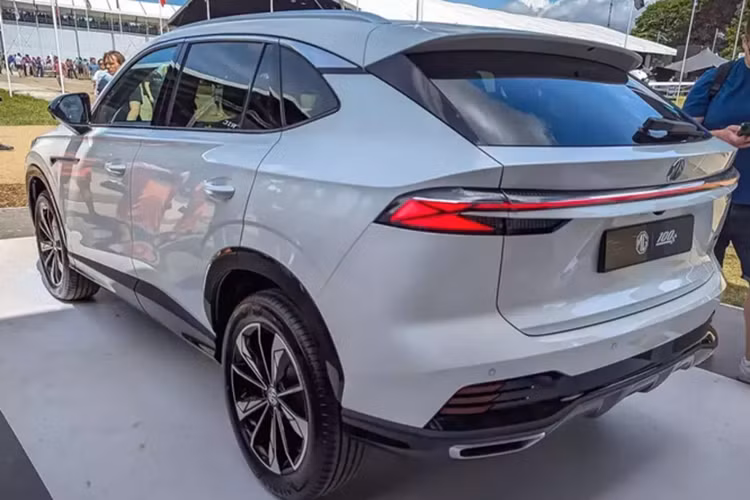 So với bản cũ, MG HS mới có trục cơ sở dài hơn 45 mm, cung cấp một không gian nội thất thoáng đãng hơn rõ rệt. Phía sau hàng ghế thứ hai là khoang hành lý có dung tích 507 lít. Cung cấp sức mạnh cho MG HS 2025 là 2 tùy chọn động cơ xăng và PHEV.