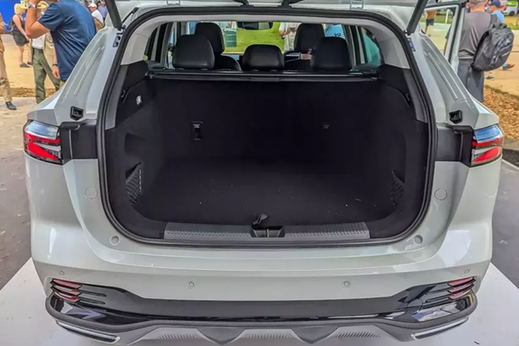 Tùy theo phiên bản, xe sẽ có những trang bị hiện đại như sạc điện thoại không dây, hệ thống âm thanh 8 loa, camera 360 độ và gói công nghệ an toàn chủ động MG Pilot ADAS. Tùy từng phiên bản, MG HS 2025 sẽ được trang bị các tiện ích như: sạc điện thoại không dây, hệ thống âm thanh 8 loa, camera 360 độ và gói MG Pilot ADAS.