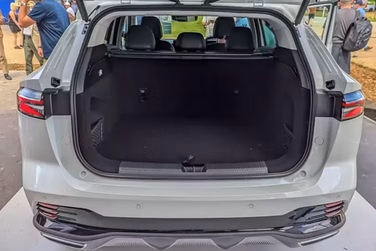 Tùy theo phiên bản, xe sẽ có những trang bị hiện đại như sạc điện thoại không dây, hệ thống âm thanh 8 loa, camera 360 độ và gói công nghệ an toàn chủ động MG Pilot ADAS. Tùy từng phiên bản, MG HS 2025 sẽ được trang bị các tiện ích như: sạc điện thoại không dây, hệ thống âm thanh 8 loa, camera 360 độ và gói MG Pilot ADAS.