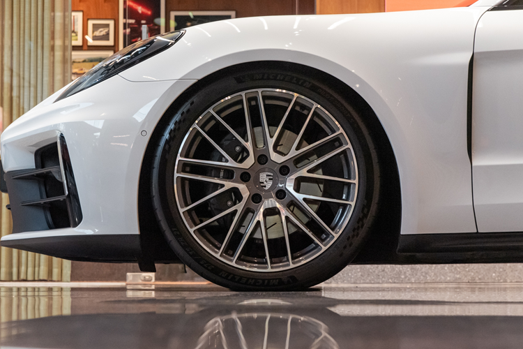 Điều thú vị là hệ thống trên có thể hoạt động tốt tới nỗi Porsche tuyên bố Panamera 2025 không cần lò xo giảm xóc để mang lại cảm giác lái thoải mái khi vận hành. Chưa hết, hãng cho biết khoảng sáng gầm xe có thể nâng tối đa 55mm, qua đó mang lại độ tiện lợi như xe SUV.