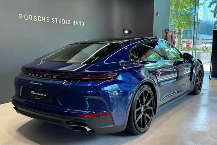 Đáng chú ý, khách hàng có thể cá nhân hóa rất nhiều chi tiết trên Panamera mới như cách Rolls-Royce đang làm với các sản phẩm của mình, từ màu sơn, họa tiết trên la zăng, tạo hình nhiều mảng miếng trên thân xe,... Di chuyển ra phía sau, Porsche Panamera 2025 có đèn hậu được làm mới với dải đèn LED kép bắt mắt hơn.