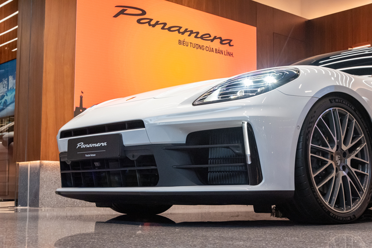 Vô lăng xe bọc da, được trang bị tùy chọn gói vận hành thể thao Sport Chrono với núm chuyển chế độ lái. Với gói Sport Chrono giá 108,5 triệu đồng xe có thêm chế độ lái Sport Plus. Porsche Panamera 2025 có thêm một tuỳ chọn màn hình kỹ thuật số 10,9 inch cho người ngồi kế bên, cung cấp các các thông số của xe, phục vụ giải trí hay bản đồ.