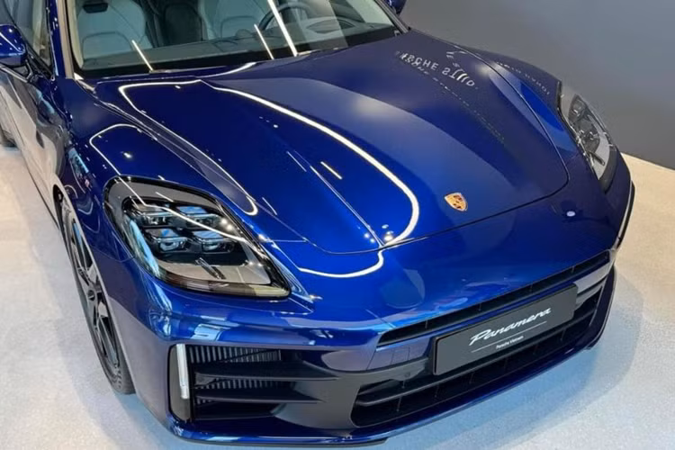 Khu vực khoang giữa có thể đóng/mở chủ động tuỳ thuộc vào điều kiện vận hành. Theo Porsche Việt Nam, Panamera 2025 được cung cấp 7 tùy chọn mâm hoàn toàn mới so với thế hệ cũ.