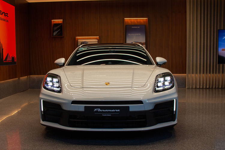 Về truyền động, Porsche Panamera 2025 tiêu chuẩn trong bài được trang bị động cơ 2.9L V6, tăng áp kép cho công suất 353 mã lực và 500 Nm mô-men xoắn. Thời gian tăng tốc 0-100 km/h của bản tiêu chuẩn là 5 giây.